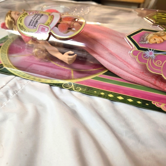 Mattel Wicked Singing Chantante Glinda Misprint URL Collectible NWT Never opened - Picture 6 of 9